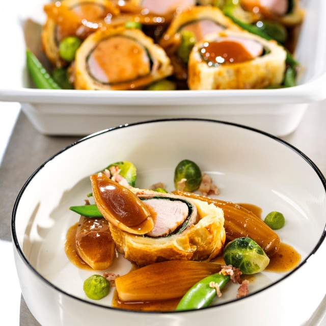 Wellington z polędwiczki wieprzowej/ szalotka/ sos demi-glace z pomarańczą